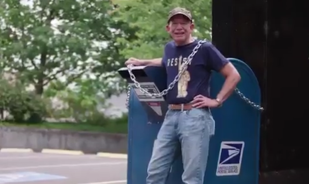 Peter DeFazio chained to a mailbox