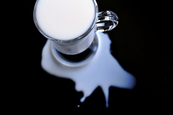 overflow spilled milk Image by Aline Ponce from Pixabay