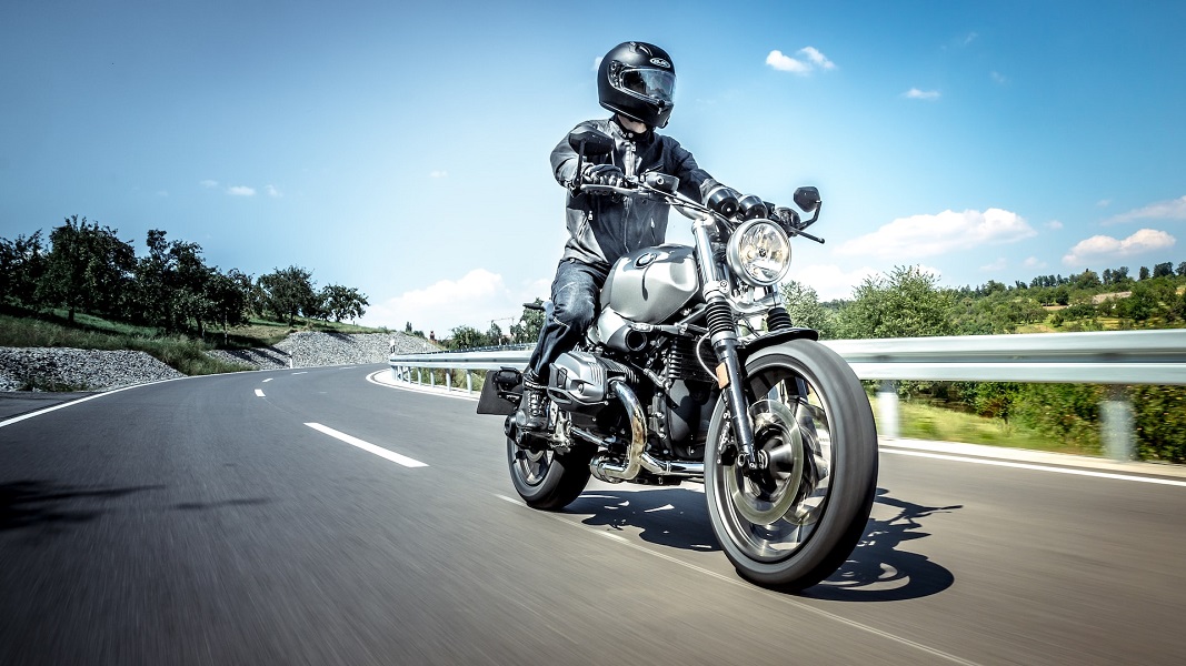 Motorcycle Photo by Gerhard Siebert on Unsplash