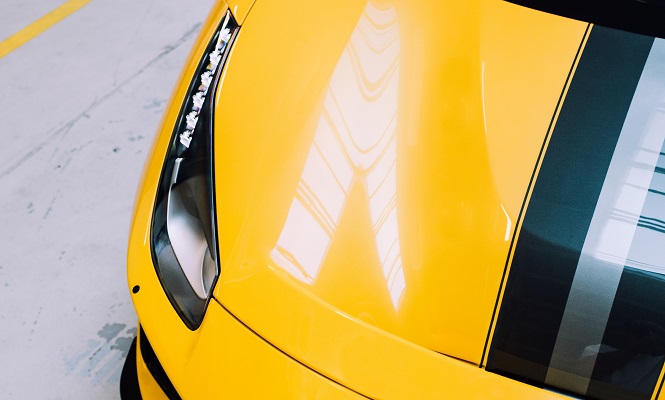 Car hood Ferrari Photo by Daniel Minárik